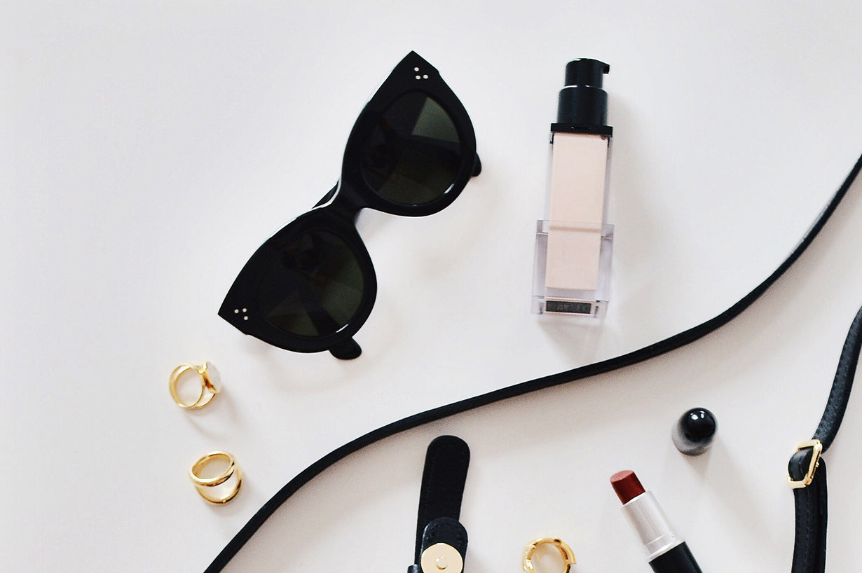 Goggles with makeup kit
